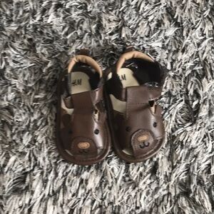 H&M sandals size 1-2. Adorable bears!